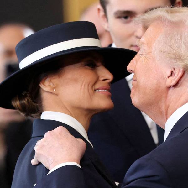 Donald Trump hatte beim Versuch, seine Frau Melania zu küssen, einen Widersacher: Deren breitkrempigem Hut.