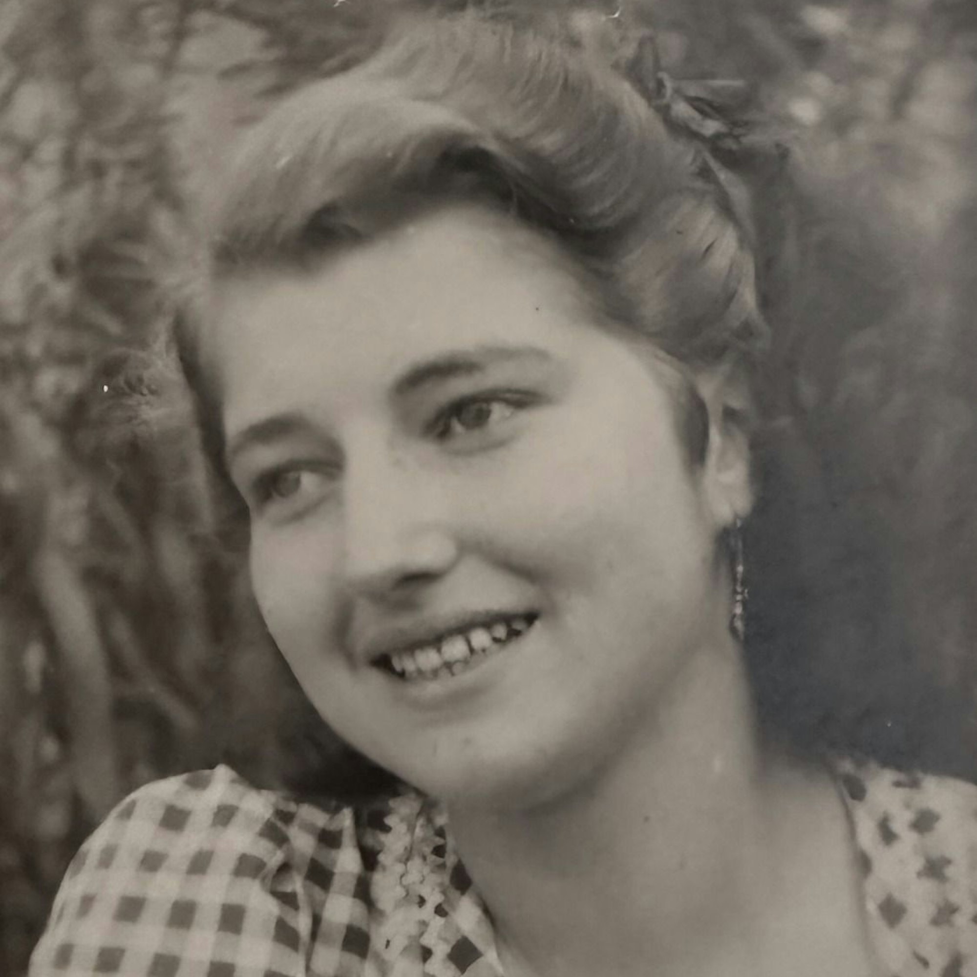 Zu sehen ist die Schwarz-weiß-Aufnahme einer Frau.