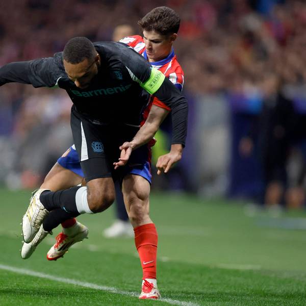 Bayers Jonathan Tah kämpft gegen Atletico-Stürmer Julian Alvarez um den Ball.