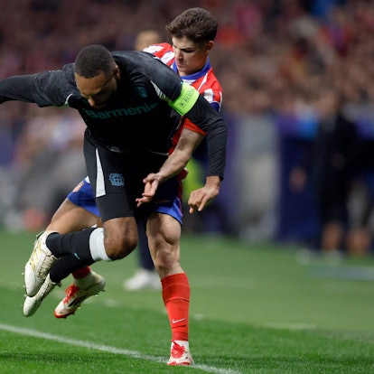 Bayers Jonathan Tah kämpft gegen Atletico-Stürmer Julian Alvarez um den Ball.