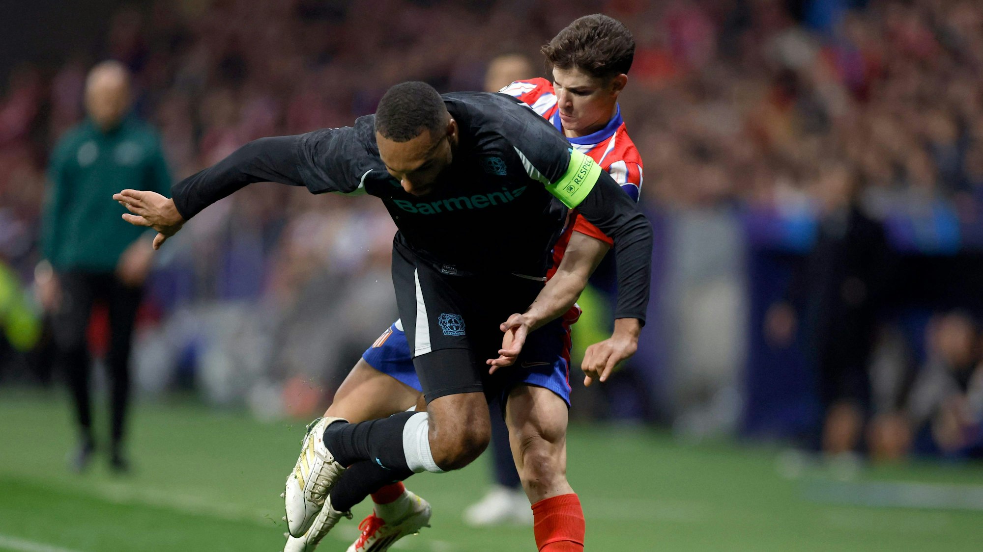 Bayers Jonathan Tah kämpft gegen Atletico-Stürmer Julian Alvarez um den Ball.