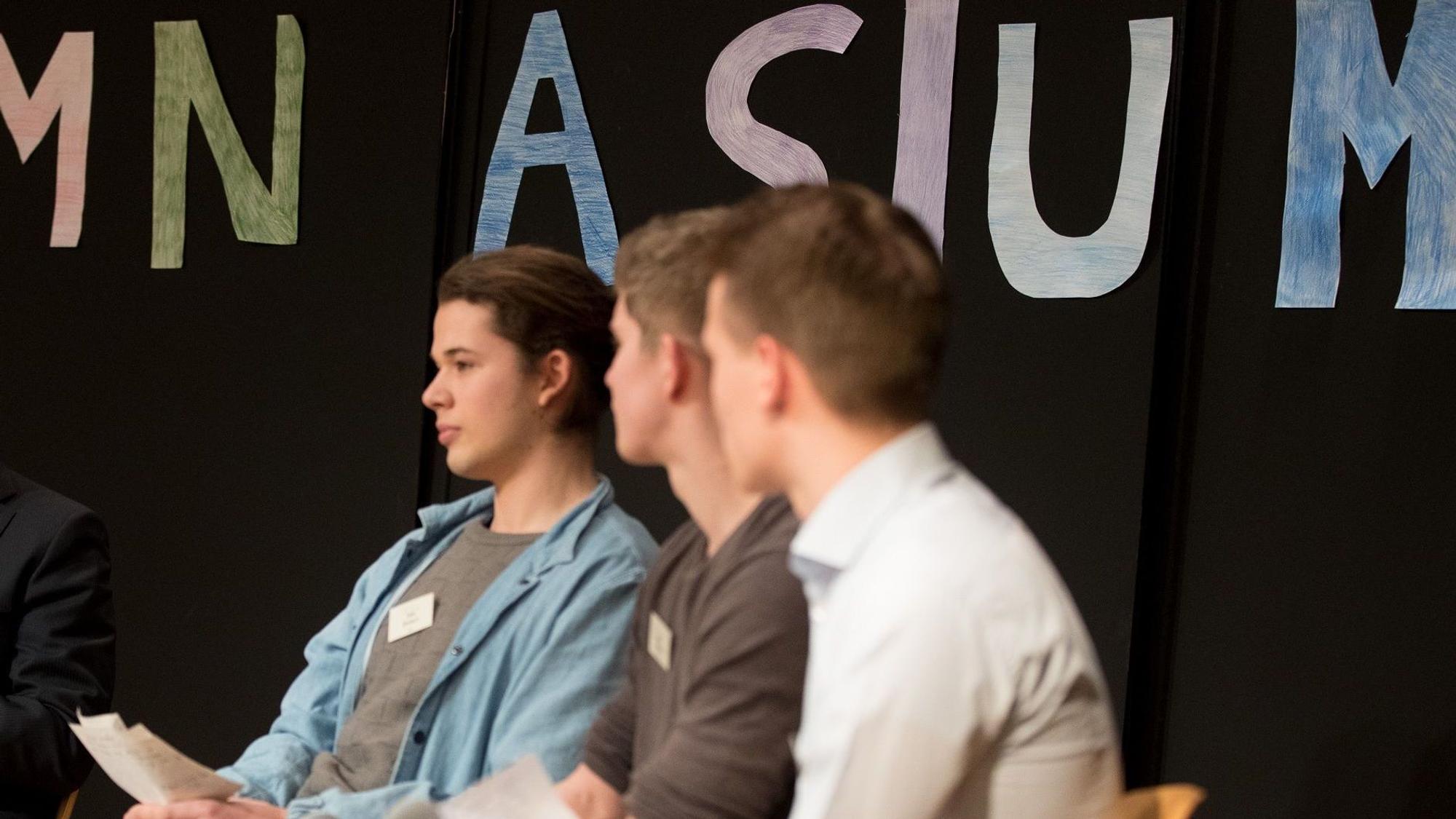 Podiumsdiskussion in einer Schule.