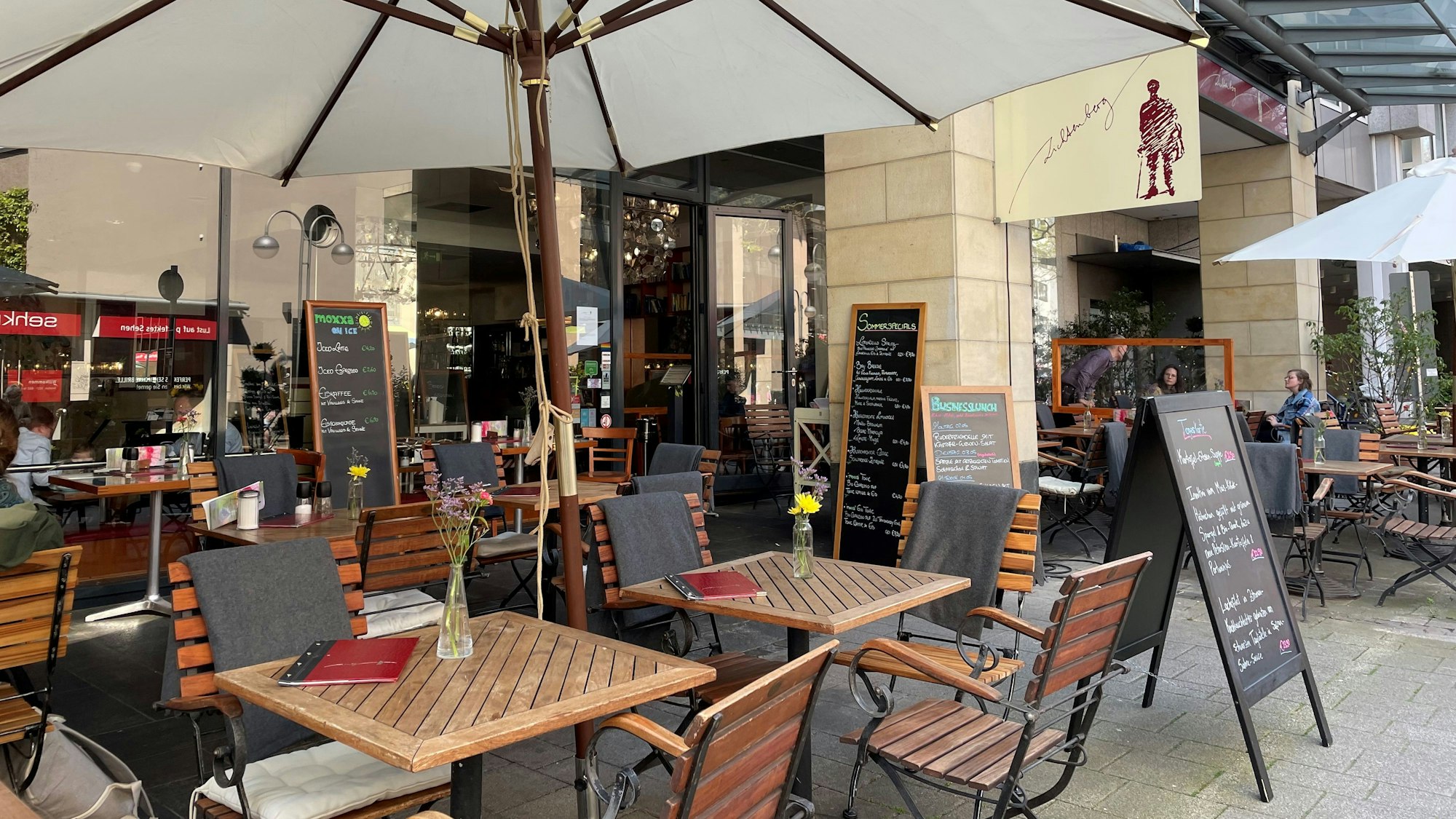 Die Terrasse vom Café Lichtenberg in der Kölner Innenstadt.