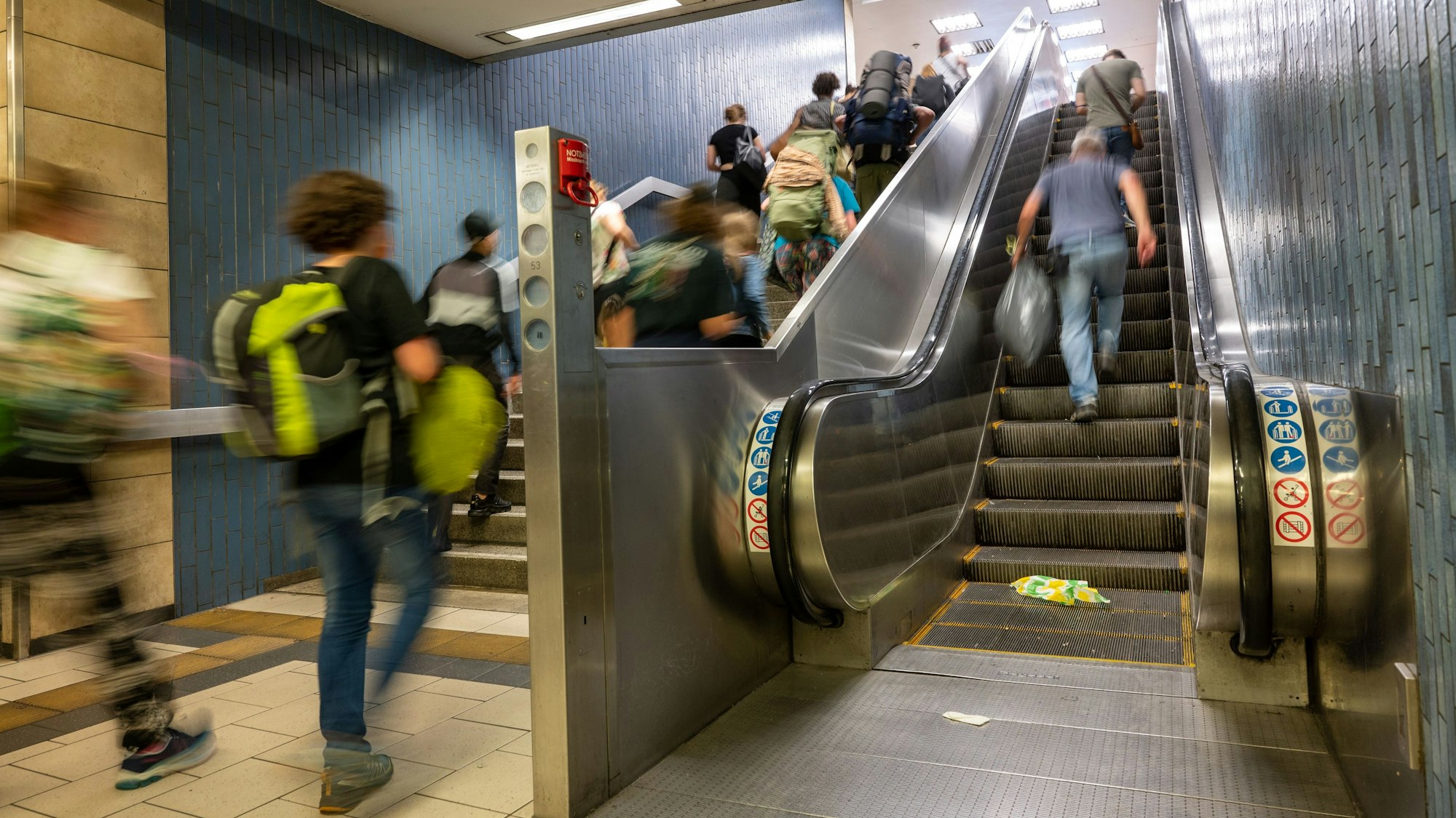 Dauerärgernis bei der KVB: Vor allem die älteren Rolltreppen wie hier an der Haltestelle Dom/Hauptbahnhof fallen immer wieder wegen technischer Defekte aus. Im Durchschnitt kommt es pro Tag zu 30 Störungen (Archivbild).