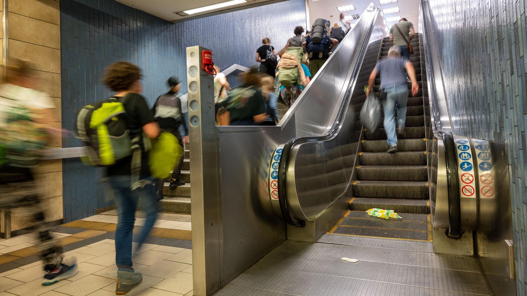 Dauerärgernis bei der KVB: Vor allem die älteren Rolltreppen wie hier an der Haltestelle Dom/Hauptbahnhof fallen immer wieder wegen technischer Defekte aus. Im Durchschnitt kommt es pro Tag zu 30 Störungen (Archivbild).