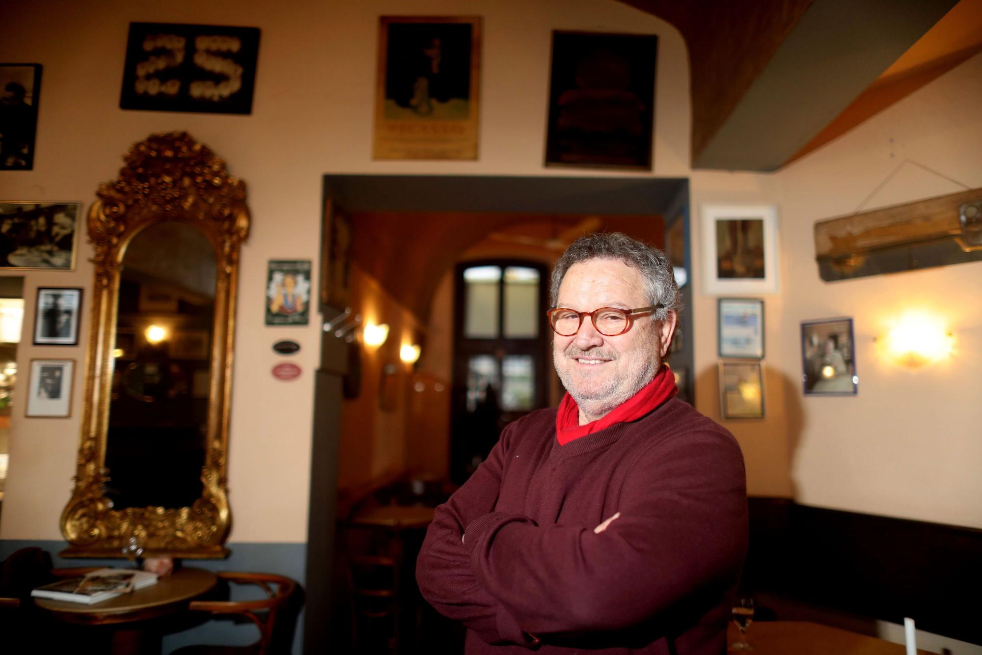 10.01.2024, Köln: Christos Dolidis betreibt in seiner Weinkneipe "Zur alten Wettannahme" in der Südstadt. Foto: Arton Krasniqi