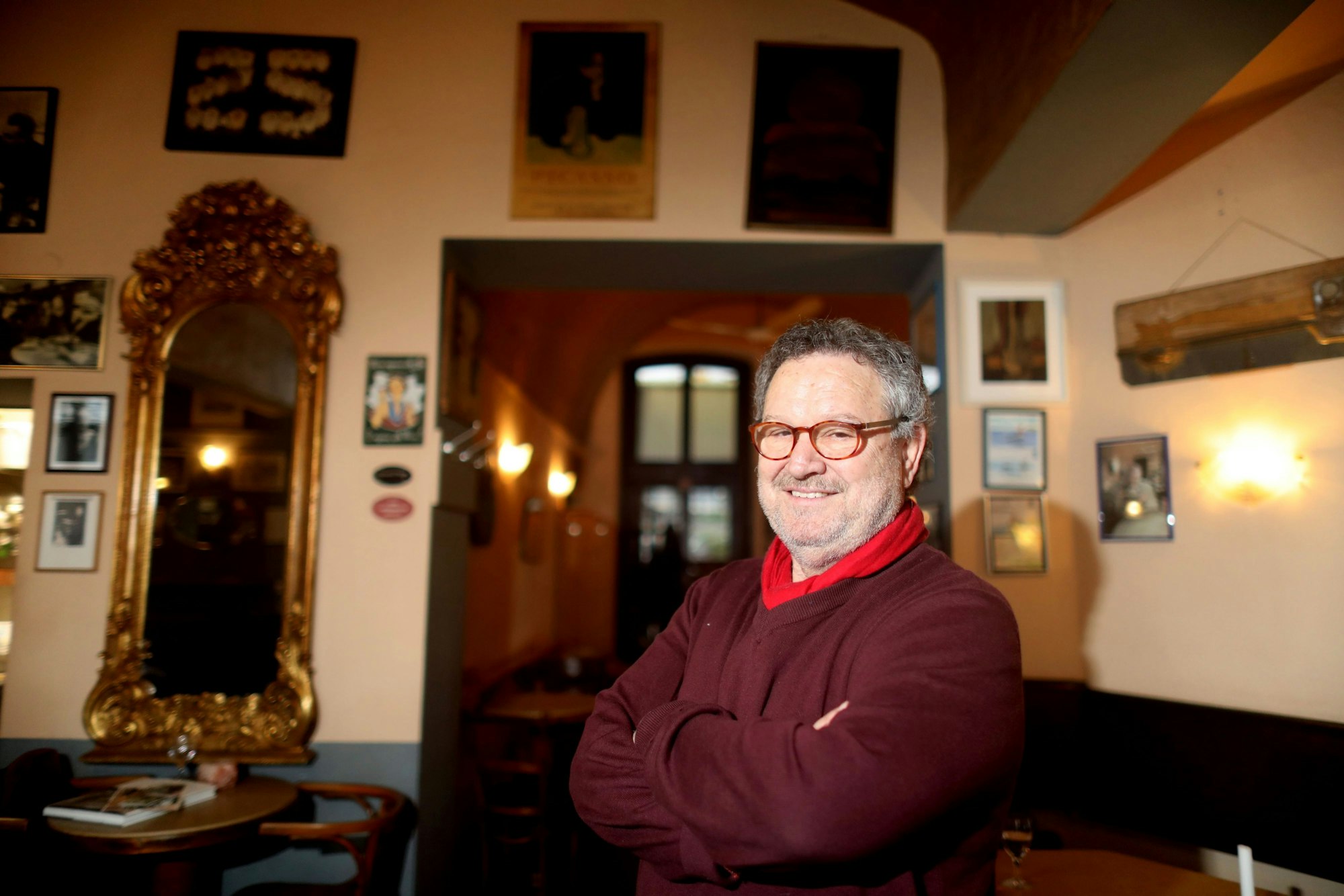10.01.2024, Köln: Christos Dolidis betreibt in seiner Weinkneipe "Zur alten Wettannahme" in der Südstadt. Foto: Arton Krasniqi