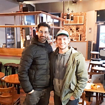 Vorfreude auf den neuen Laden: Jonas Rubers (l.) und Mazlom Sediqi in den Räumlichkeiten des zukünftigen „CabiNett“.