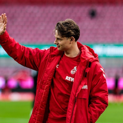 2. Fußball Bundesliga: 1. FC Köln - 1. FC Nürnberg 15.12.2024 Jonas Urbig 1. FC Köln, 40 winkt während der Platzbegehung 2. Fußball Bundesliga: 1. FC Köln - 1. FC Nürnberg, Köln, Rheinenergiestadion am 15.12.2024 DFL REGULATIONS PROHIBIT ANY USE OF PHOTOGRAPHS AS IMAGE SEQUENCES AND/OR QUASI-VIDEO. *** 2 Soccer Bundesliga 1 FC Köln 1 FC Nürnberg 15 12 2024 Jonas Urbig 1 FC Köln, 40 waves during the pitch inspection 2 Soccer Bundesliga 1 FC Köln 1 FC Nürnberg, Cologne, Rheinenergiestadion on 15 12 2024 DFL REGULATIONS PROHIBIT ANY USE OF PHOTOGRAPHS AS IMAGE SEQUENCES AND OR QUASI VIDEO Copyright: xBEAUTIFULxSPORTS/Wunderlx