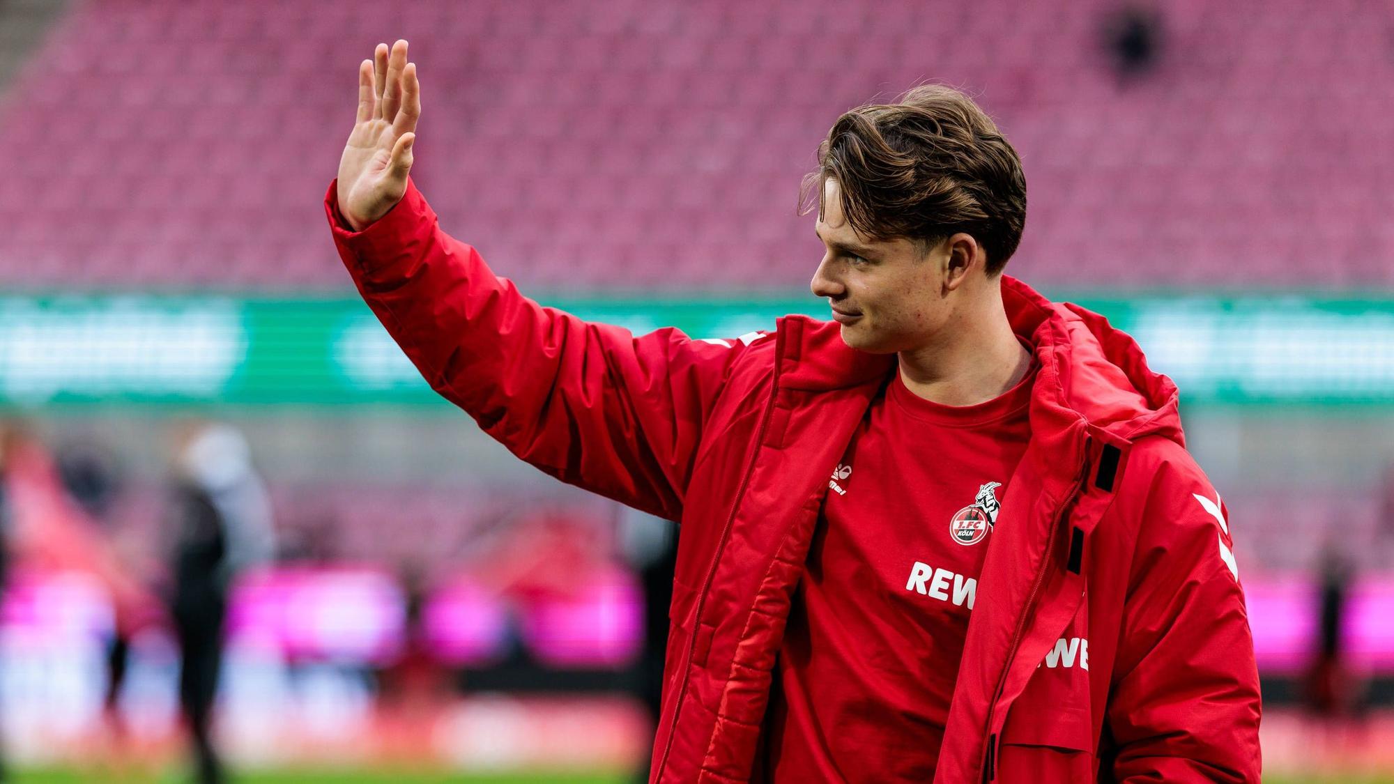 2. Fußball Bundesliga: 1. FC Köln - 1. FC Nürnberg 15.12.2024 Jonas Urbig 1. FC Köln, 40 winkt während der Platzbegehung 2. Fußball Bundesliga: 1. FC Köln - 1. FC Nürnberg, Köln, Rheinenergiestadion am 15.12.2024 DFL REGULATIONS PROHIBIT ANY USE OF PHOTOGRAPHS AS IMAGE SEQUENCES AND/OR QUASI-VIDEO. *** 2 Soccer Bundesliga 1 FC Köln 1 FC Nürnberg 15 12 2024 Jonas Urbig 1 FC Köln, 40 waves during the pitch inspection 2 Soccer Bundesliga 1 FC Köln 1 FC Nürnberg, Cologne, Rheinenergiestadion on 15 12 2024 DFL REGULATIONS PROHIBIT ANY USE OF PHOTOGRAPHS AS IMAGE SEQUENCES AND OR QUASI VIDEO Copyright: xBEAUTIFULxSPORTS/Wunderlx