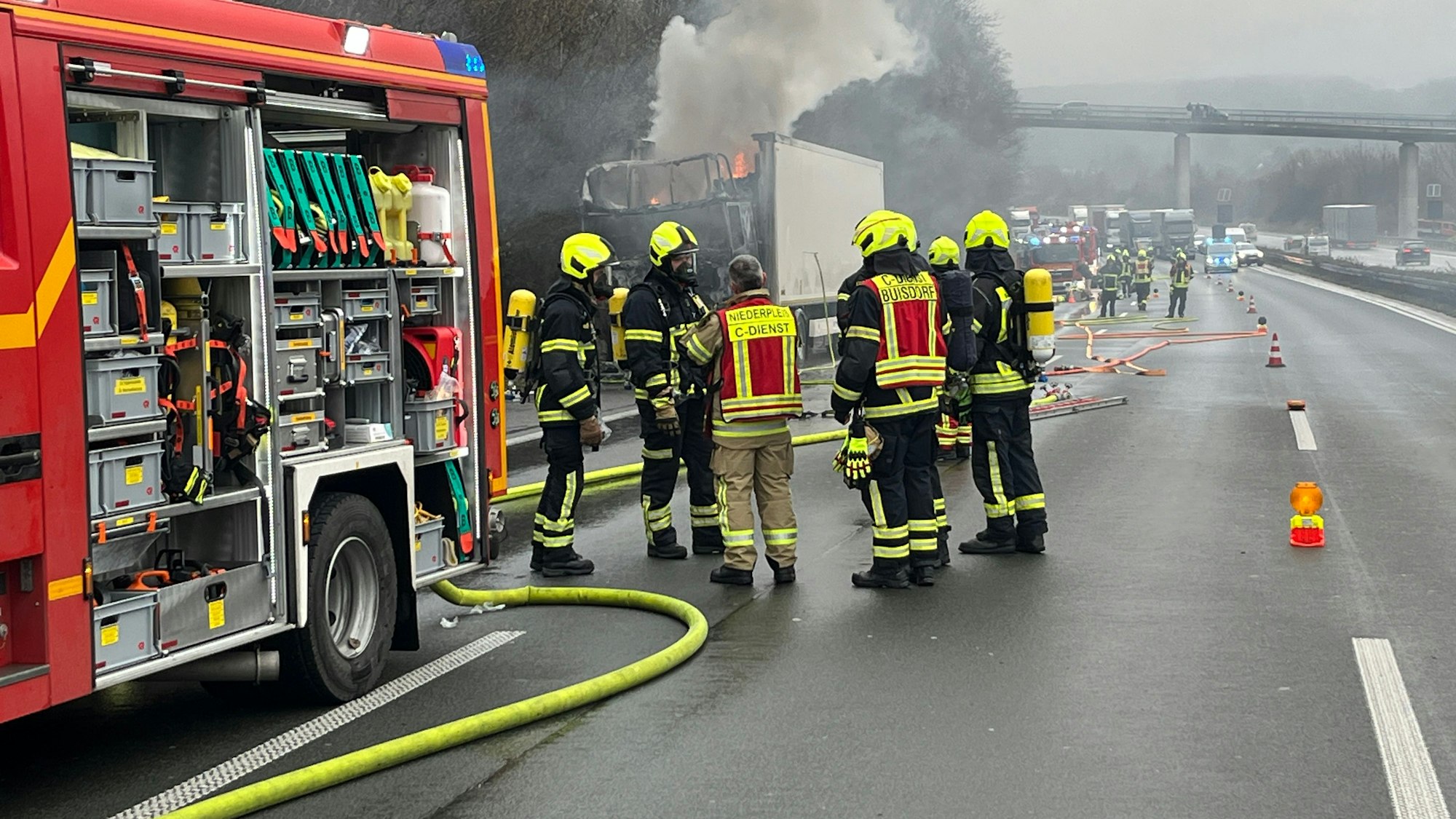 Auf der Autobahn 3 brannte ein Lastwagen, die Feuerwehr löschte.