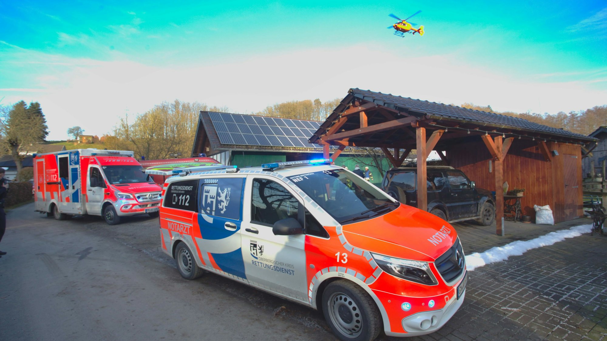 Bei Forstarbeiten in Lindlar-Steinenbrücke wird ein 61-Jähriger beim Fällen eines Baumes am Ufer der Sülz von dessen Stamm begraben – und übersteht den Unfall mit leichten Verletzungen.