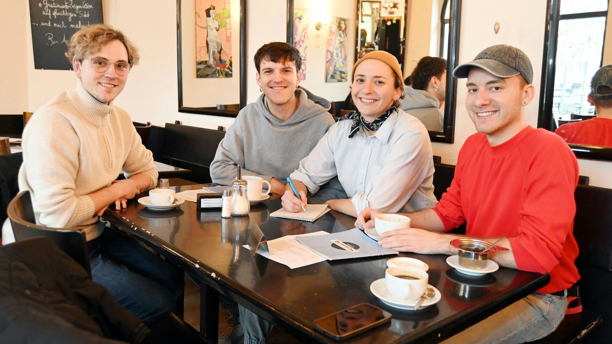 Garde der Garstigen: Aus Studentenbewegung entstandenes Kölner Tuntenkollektiv startet erste eigene Karnevalssitzung. V.l.: Carmen, Bibi, Ernie, Yvonne.