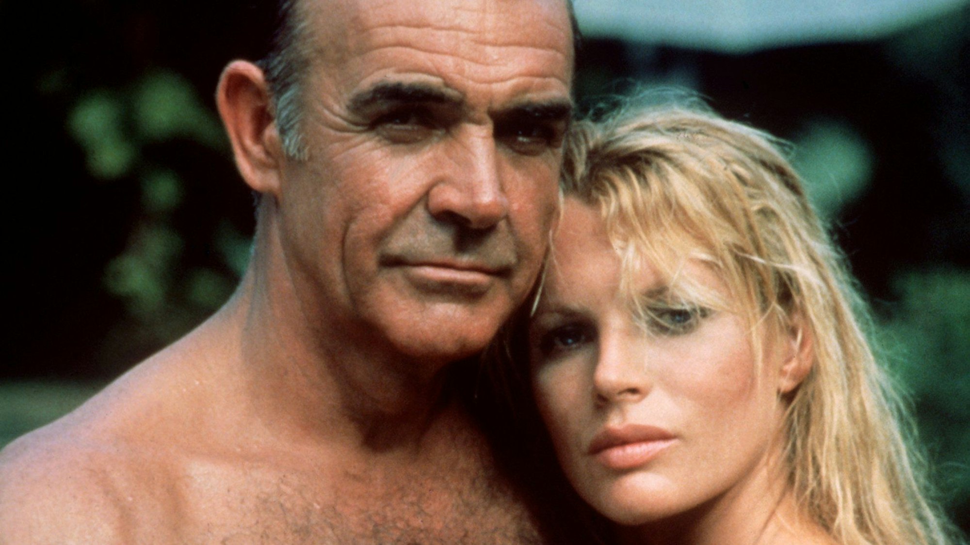 Kim Basinger wurde neben Sean Connery (l) im inoffiziellen Bond-Film „Sag niemals nie“ zum Weltstar.