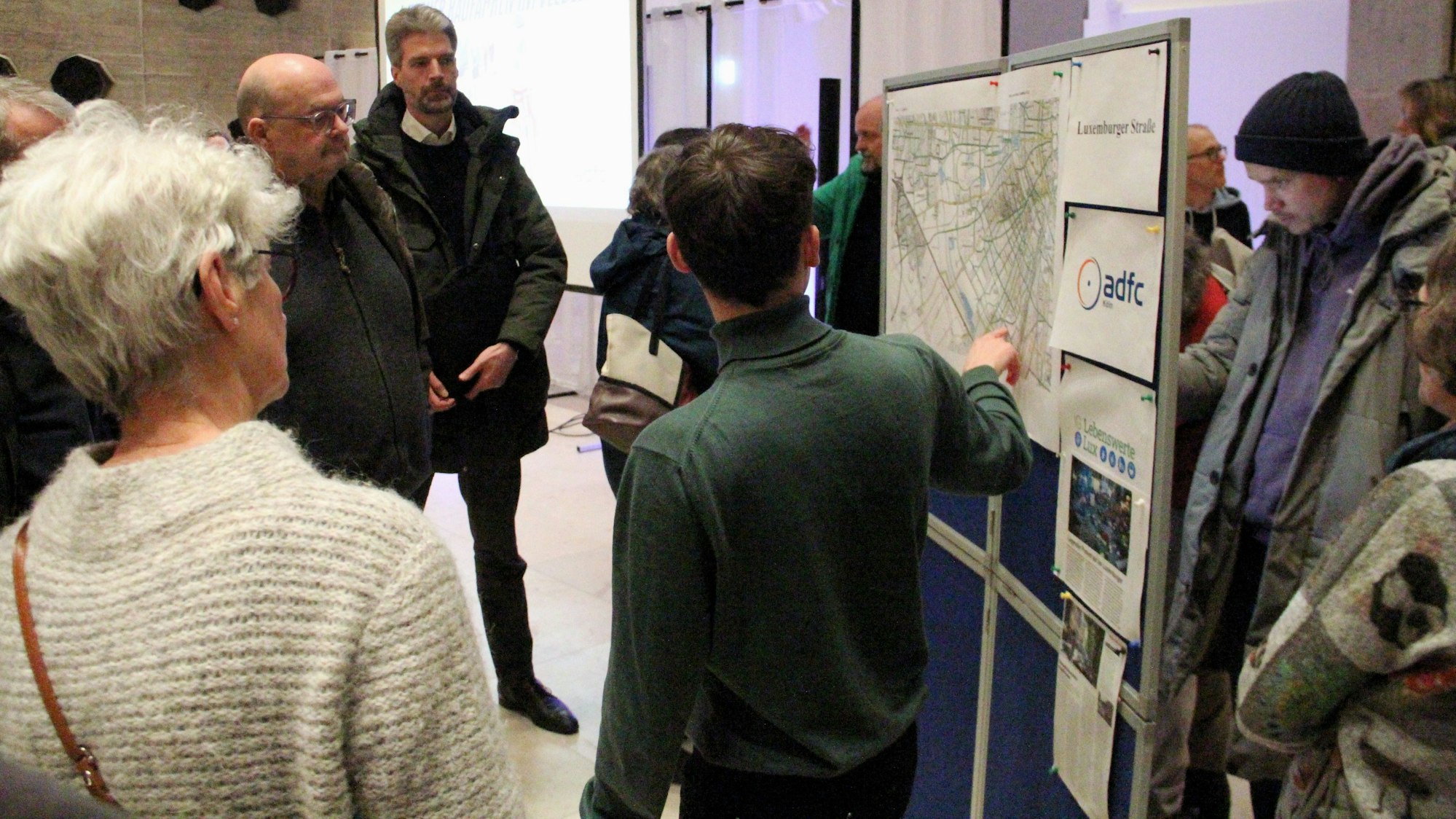 An Trägern mit Straßenkarten kam es nach mehreren Vorträgen zum direkten Austausch zwischen Besuchern und Veranstaltern.