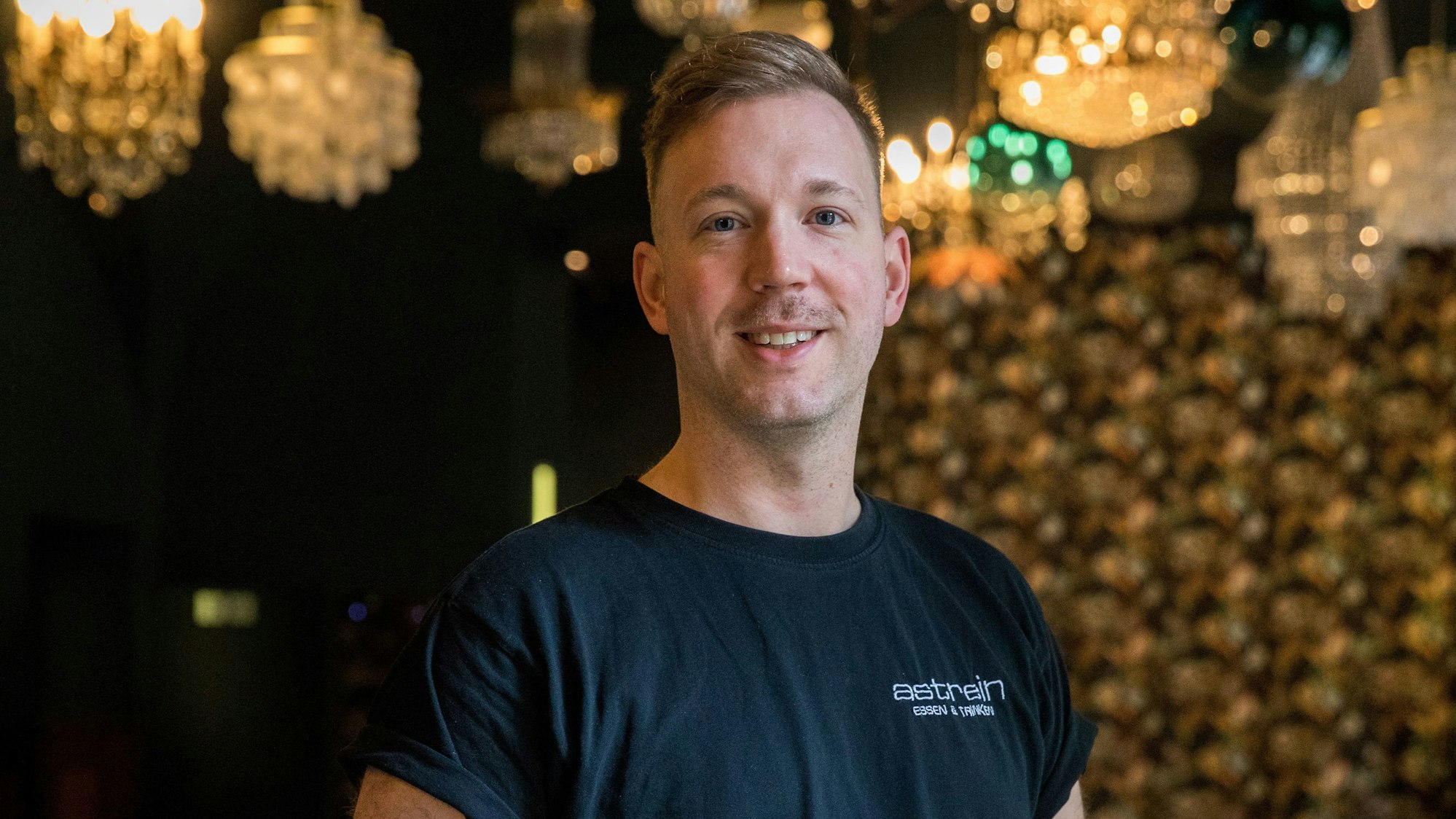 Zu sehen ist Eric Werner in seinem Restaurant „Augustin“. Er lächelt in die Kamera.