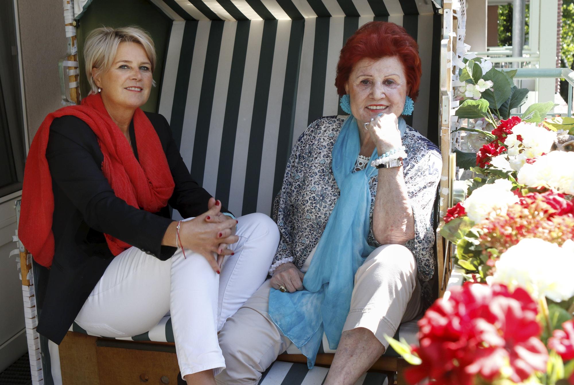 Marie-Luise Nikuta und ihre Tochter sitzen in einem Strandkorb