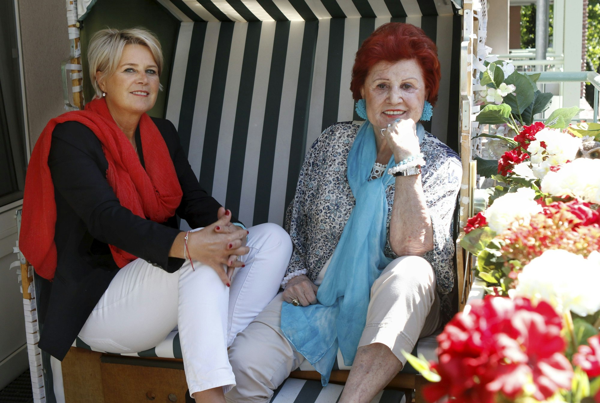 Marie-Luise Nikuta und ihre Tochter sitzen in einem Strandkorb