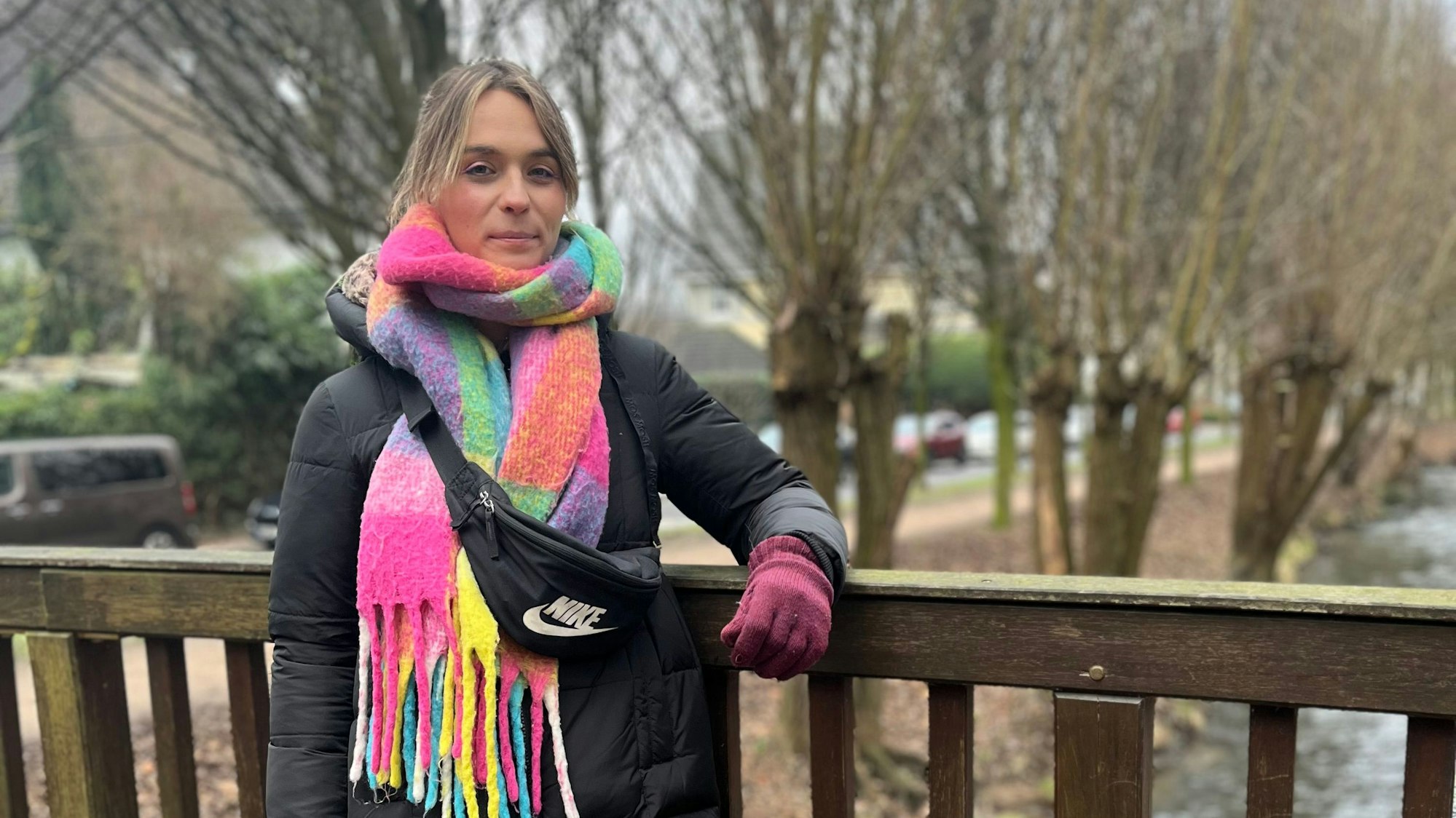 Nyke Slawik steht an einem Brückengeländer.