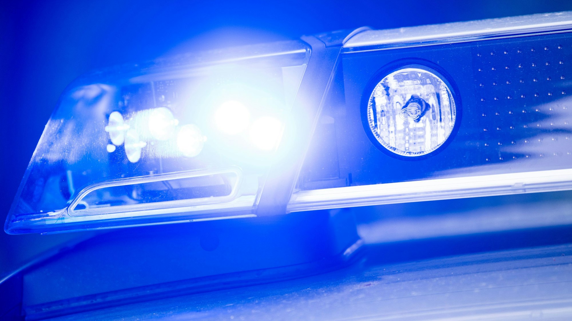 Der Besatzung eines Streifenwagens fiel auf der Westtangente in Wiehl-Bomig ein Auto auf, das als gestohlen gemeldet war. Danach begann eine wilde Verfolgungsjagd. Das Foto zeigt ein blitzendes Blaulicht.