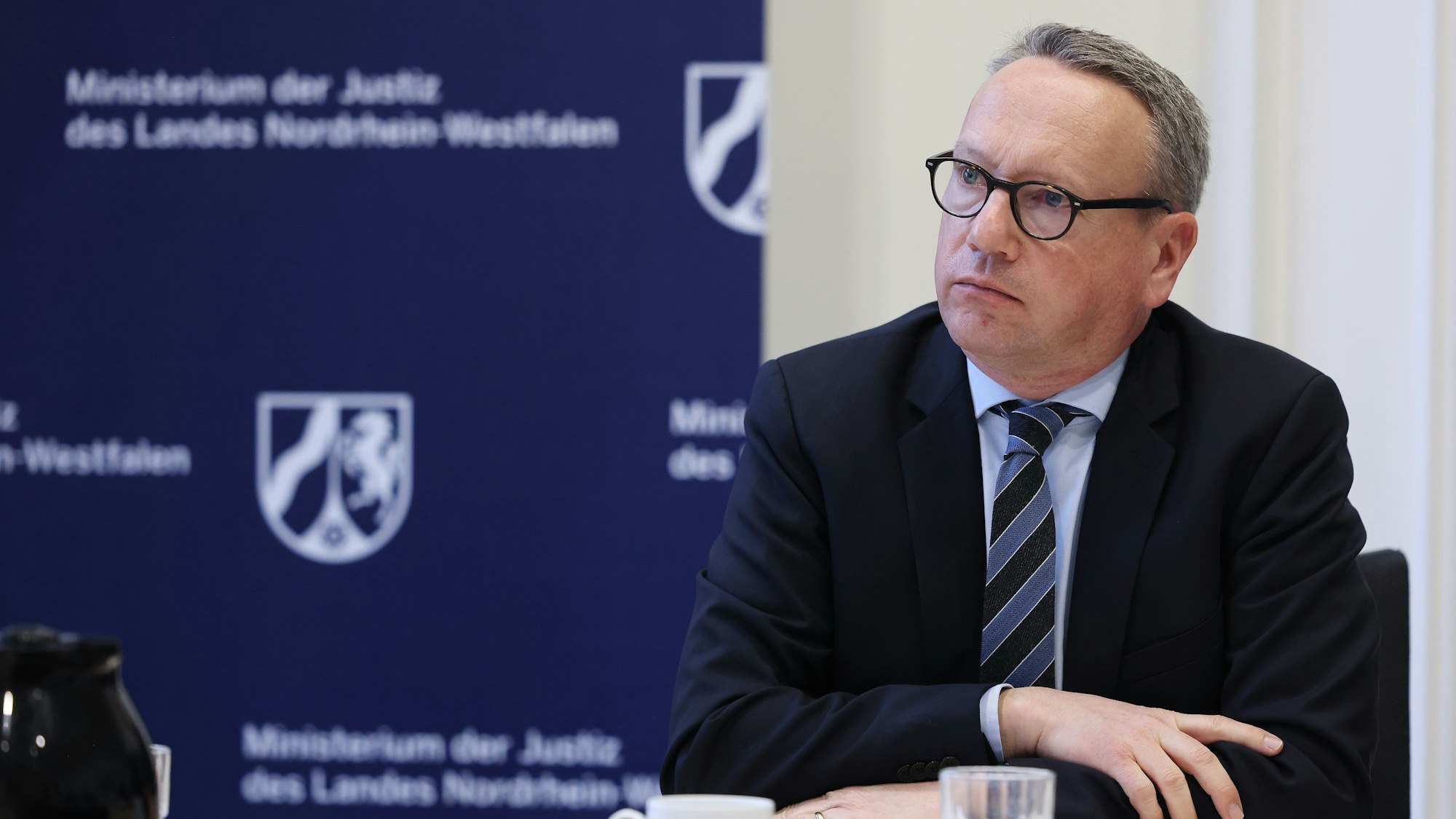 Der nordrhein-westfälische Justizminister Benjamin Limbach (Bündnis 90/Die Grünen), aufgenommen bei einer Pressekonferenz im Justizministerium zum weiteren Vorgehen bei der Besetzung des Präsidentenamtes am Oberverwaltungsgericht Nordrhein-Westfalen.