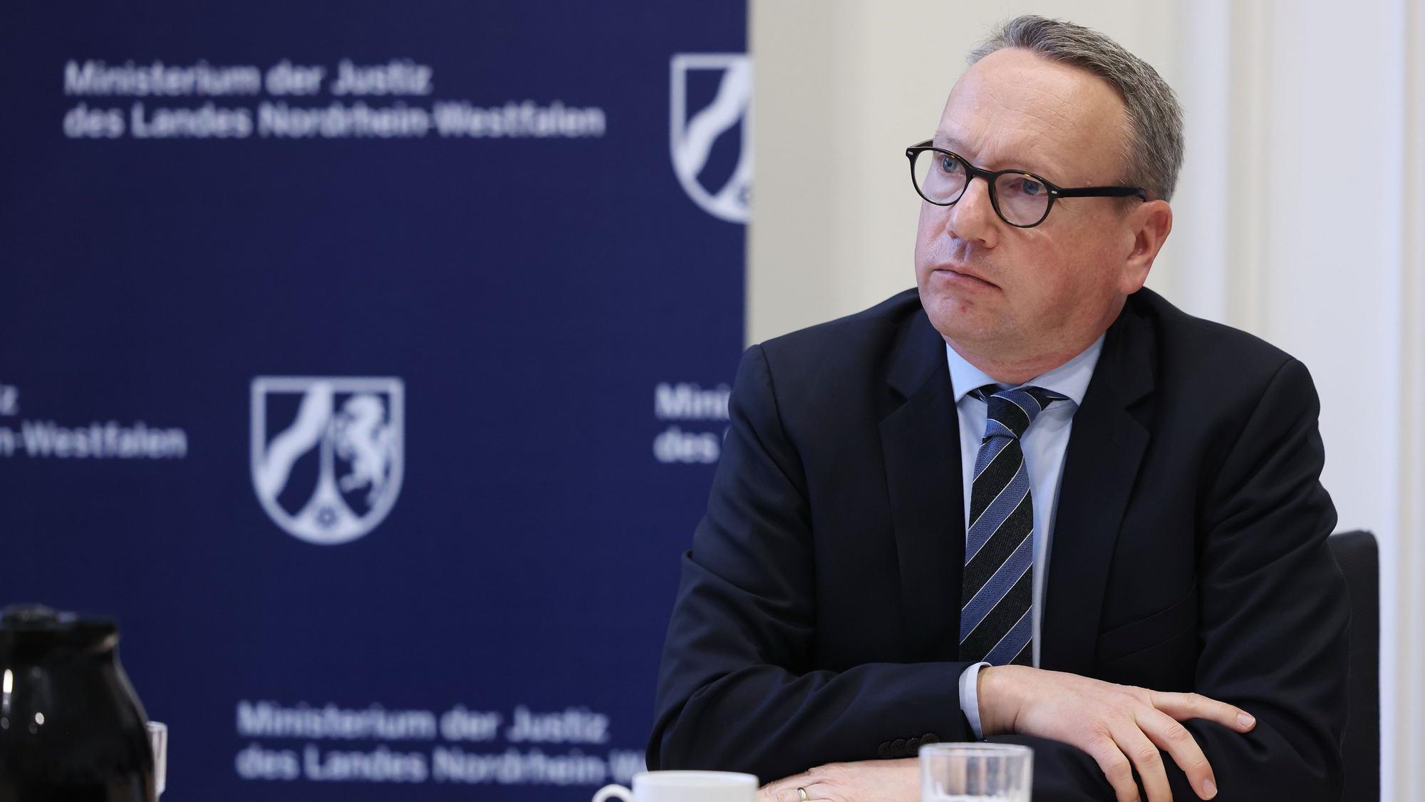 Der nordrhein-westfälische Justizminister Benjamin Limbach (Bündnis 90/Die Grünen), aufgenommen bei einer Pressekonferenz im Justizministerium.