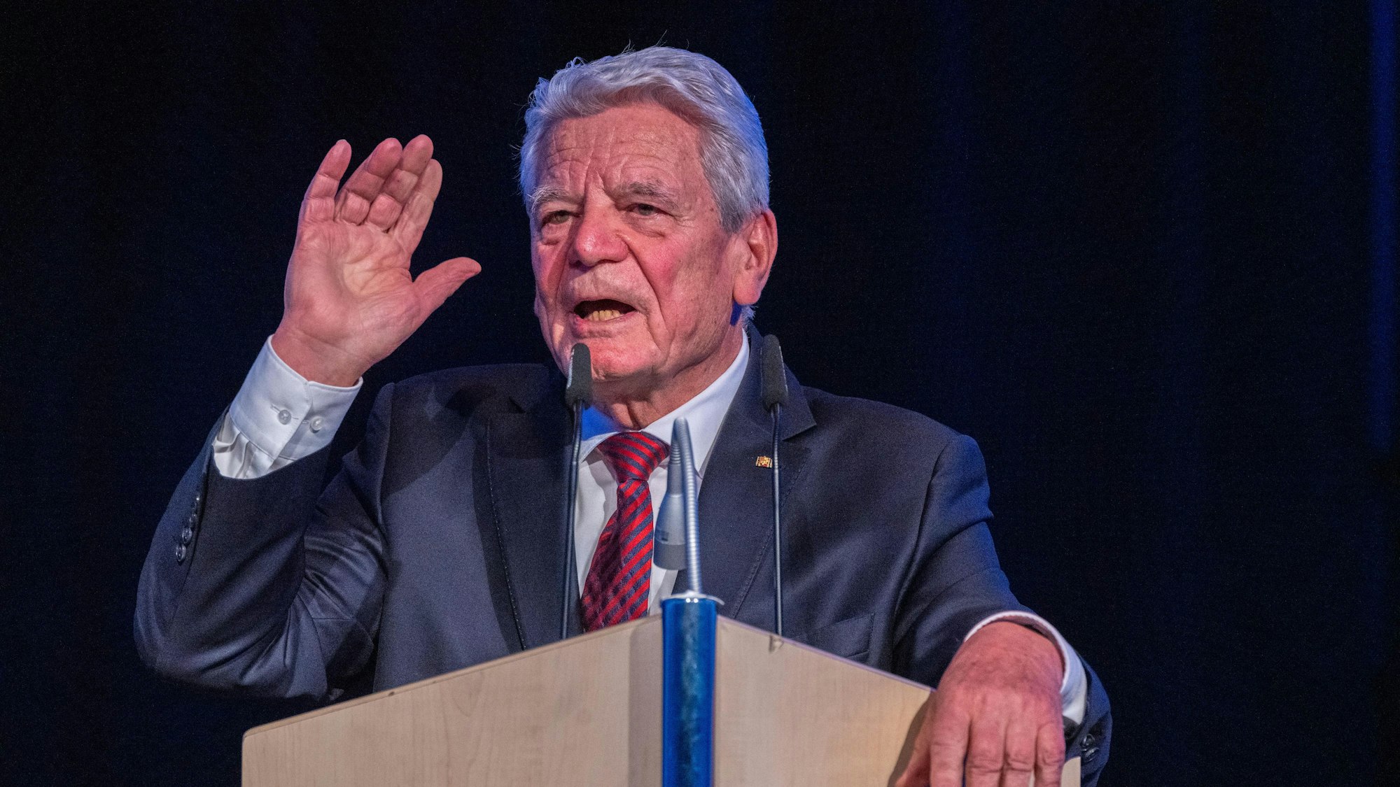 Bundespräsident a.D. Joachim Gauck hält die Festrede beim traditionellen Benefizabend des Dreikönigsvereins Neubrandenburg am 06.01.2025.