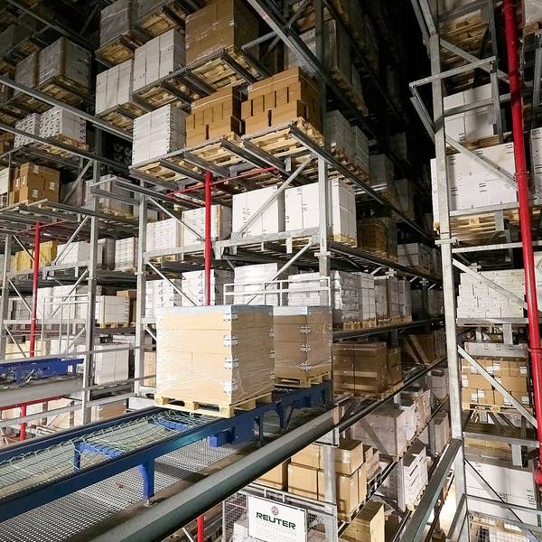 Sicht auf ein Hochregallager mit verschiedenen Verpackungen