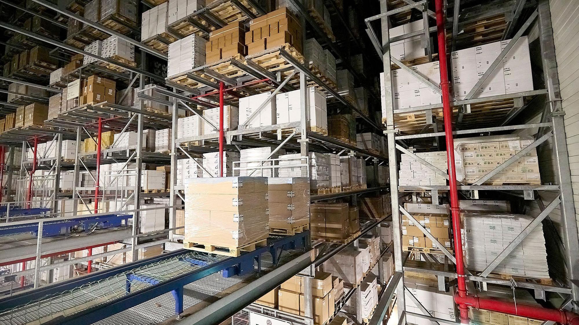 Sicht auf ein Hochregallager mit verschiedenen Verpackungen