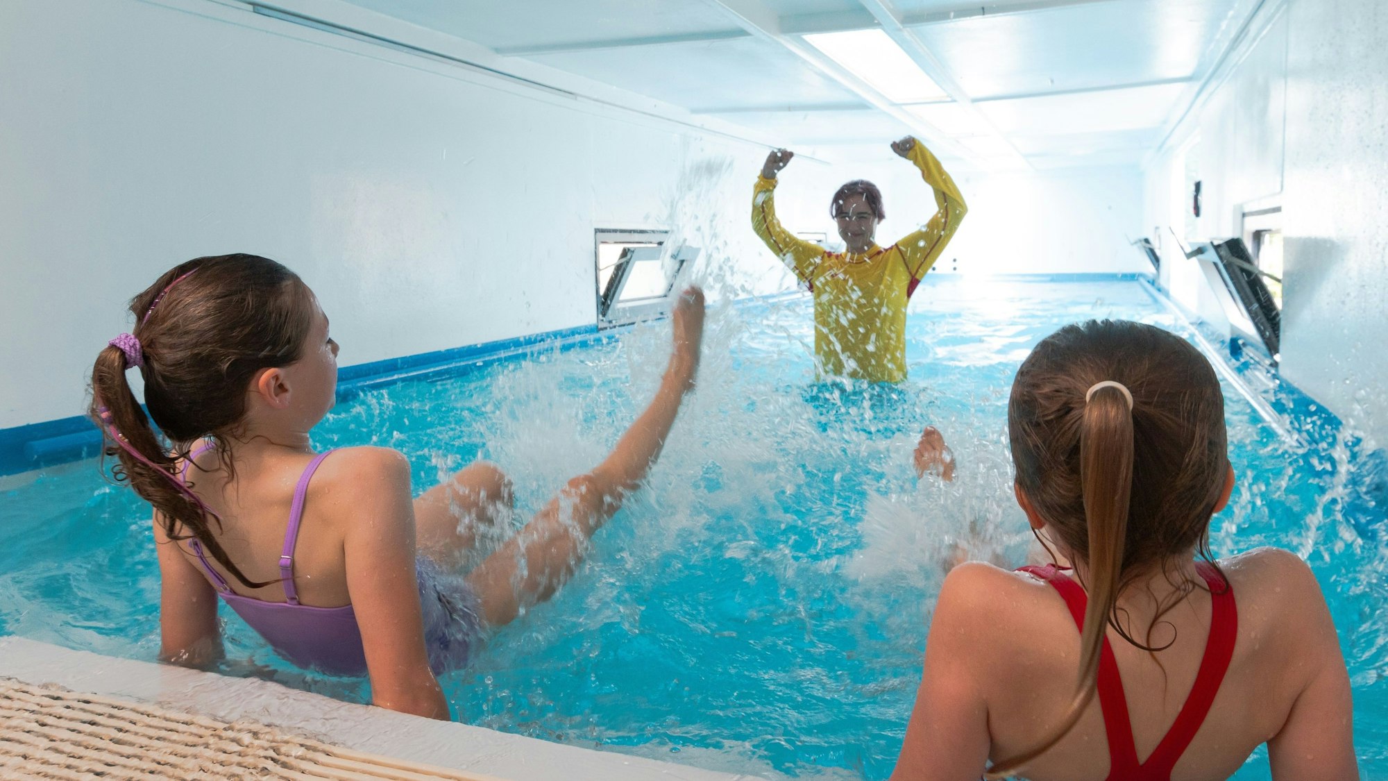 In 30 Grad warmem Wasser im Schwimmcontainer sollen Kinder in Rösrath ans Schwimmen herangeführt werden.