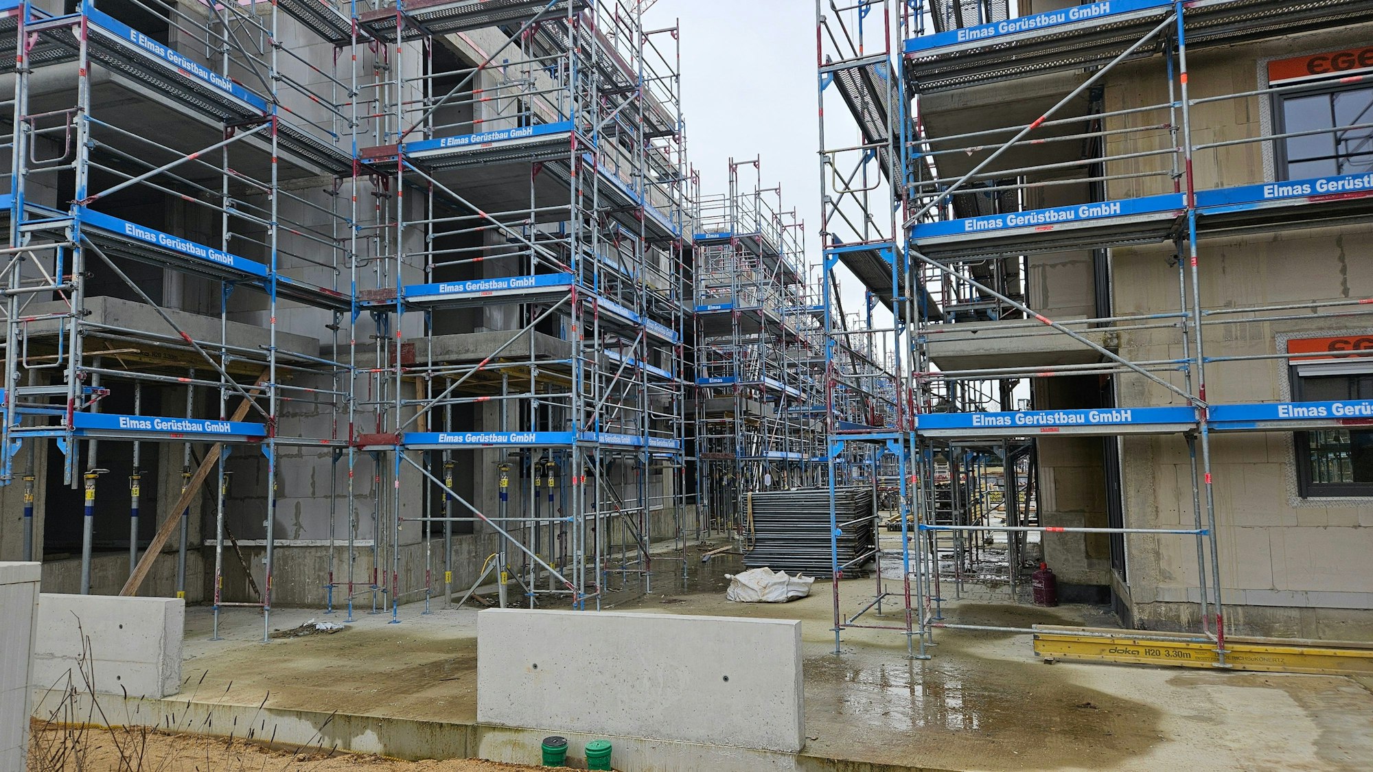 Zu sehen ist eine Baustelle für Mehrfamilienhäuser.