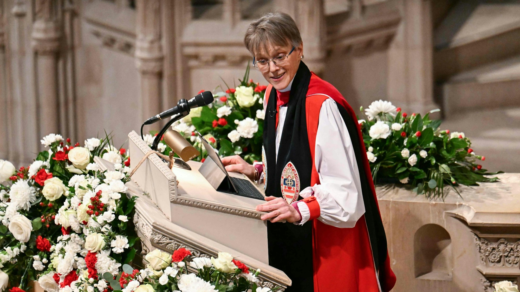 Pfarrerin Mariann Edgar Budde spricht während des Nationalen Gebetsgottesdienstes in der Washington National Cathedral in Washington.