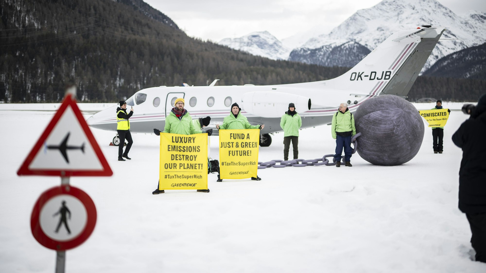 Greenpeace-Aktivisten legen symbolisch einen Privatjet an die Kette, um parallel zum 55. Jahrestreffens des Weltwirtschaftsforums (WEF), dafür zu protestieren, dass die Reichen stärker besteuert werden sollten. Der Engadin Airport liegt nur wenige Kilometer vom Schweizer Ort St. Moritz und rund anderthalb Stunden fahrt mit dem Auto von Davos entfernt.