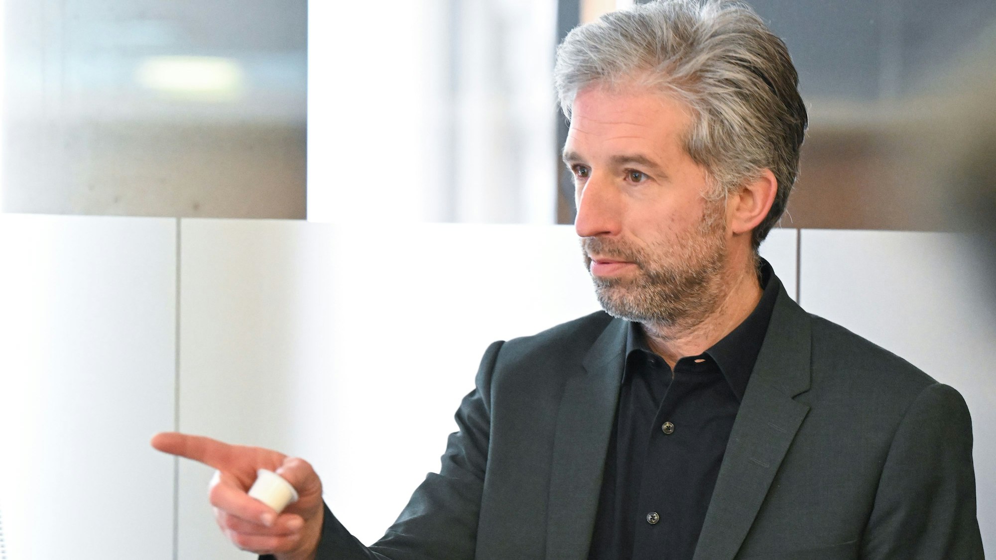 ARCHIV - 04.12.2023, Baden-Württemberg, Tübingen: Boris Palmer, Oberbürgermeister von Tübingen, spricht im Landratsamt bei einer Pressekonerenz. (zu dpa: «Palmer wünscht sich CDU-Chef Merz als Bundeskanzler») Foto: Bernd Weißbrod/dpa +++ dpa-Bildfunk +++