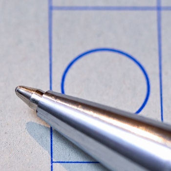 Ein Kugelschreiber liegt auf einem Kreis für das Kreuz zur Stimmabgabe auf einem Stimmzettel der Briefwahl zur Bundestagswahl