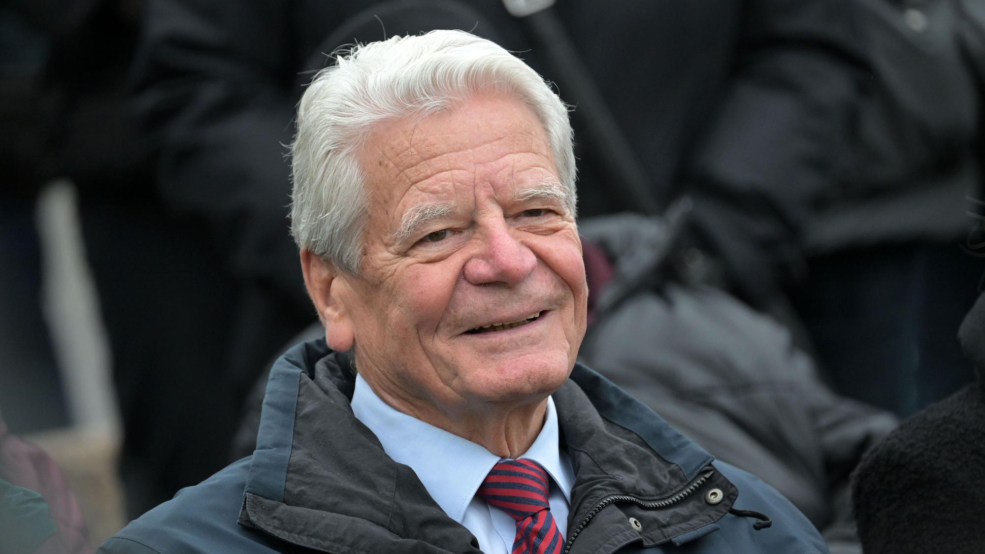Der Bundespräsident a.D., Joachim Gauck, bei der Gedenkveranstaltung anlässlich der Öffnung der Glienicker Brücke in Potsdam im Jahre 1989. (Archivbild)