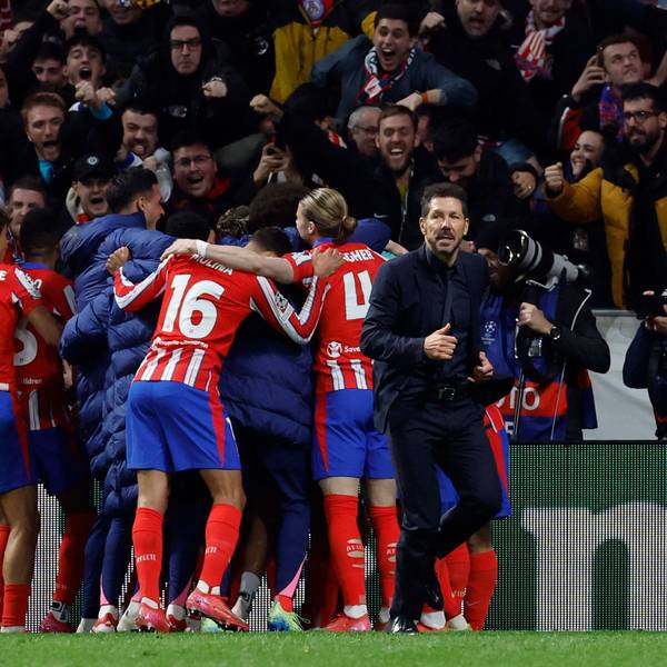 Diego Simeone feiert mit seinem Team von Atlético Madrid den 2:1-Siegtreffer gegen Bayer 04 Leverkusen.