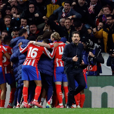 Diego Simeone feiert mit seinem Team von Atlético Madrid den 2:1-Siegtreffer gegen Bayer 04 Leverkusen.