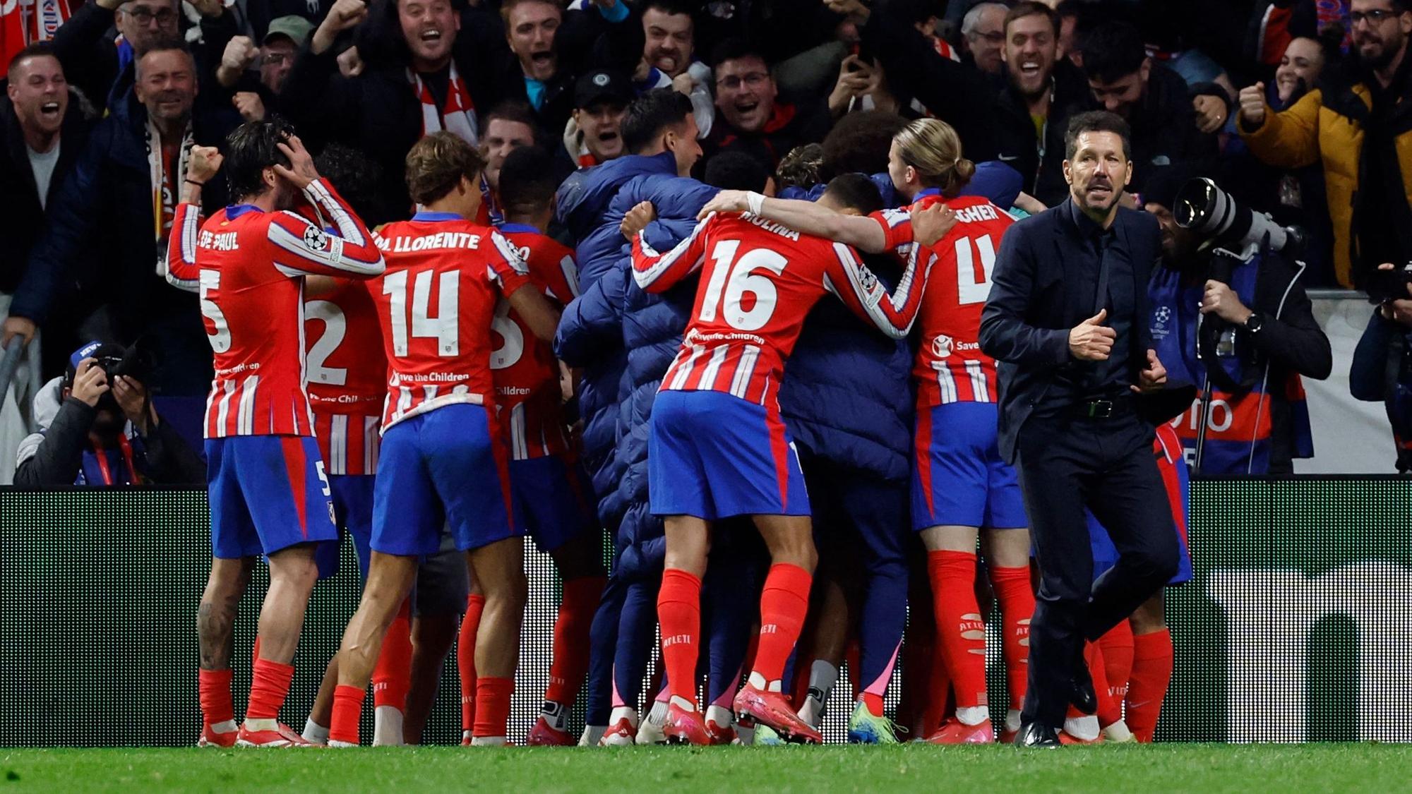 Diego Simeone feiert mit seinem Team von Atlético Madrid den 2:1-Siegtreffer gegen Bayer 04 Leverkusen.