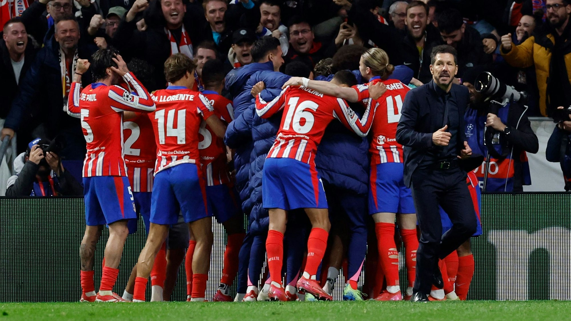 Diego Simeone feiert mit seinem Team von Atlético Madrid den 2:1-Siegtreffer gegen Bayer 04 Leverkusen.