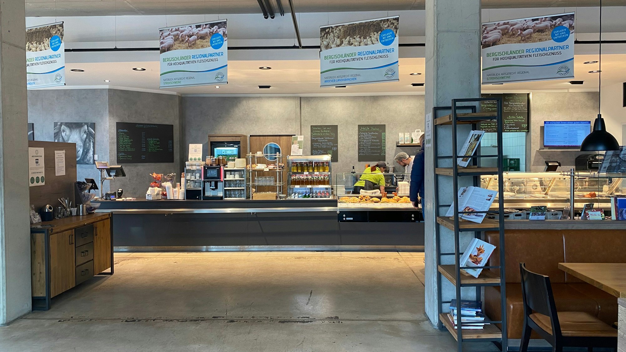 Stadionwurst in der Mittagspause genießen: Bei dem Bistro Bergischländer auf der Marie-Curie-Str. 16 ist das unter der Woche bis 14 Uhr möglich.