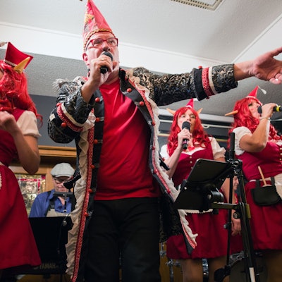 Sitzungspräsident Helmut Frangenberg und seine drei Brauhauselfen singen ein Lied.