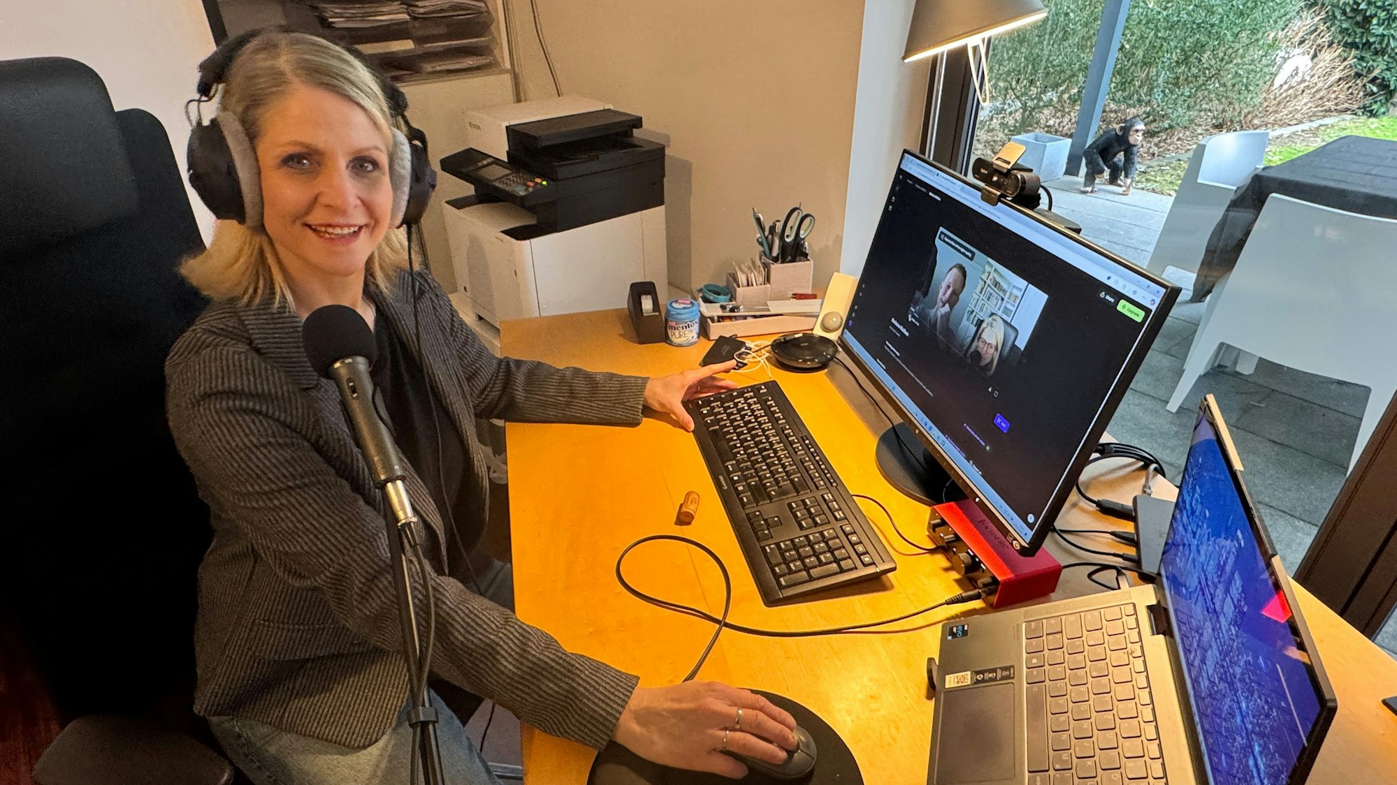 Das Foto zeigt Barbara Siefken bei der Arbeit an ihrem Podcast.