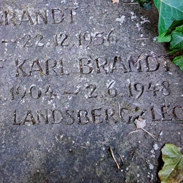 Das Foto zeigt einen Grabstein mit dem Namen von Karl Brandt.