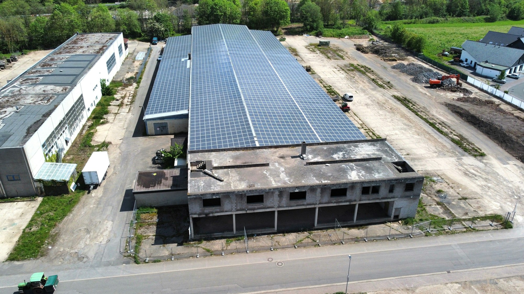 Blick auf die Milz-Hallen aus der Vogelperspektive. Auf dem Dach ist eine große Solaranlage zu sehen.