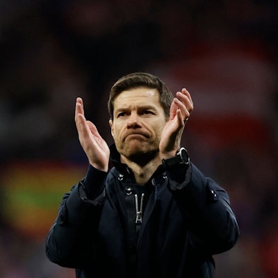 Bedient: Bayer-Trainer Xabi Alonso applaudiert den mitgereisten Leverkusen-Fans nach der Niederlage gegen Atlético Madrid.