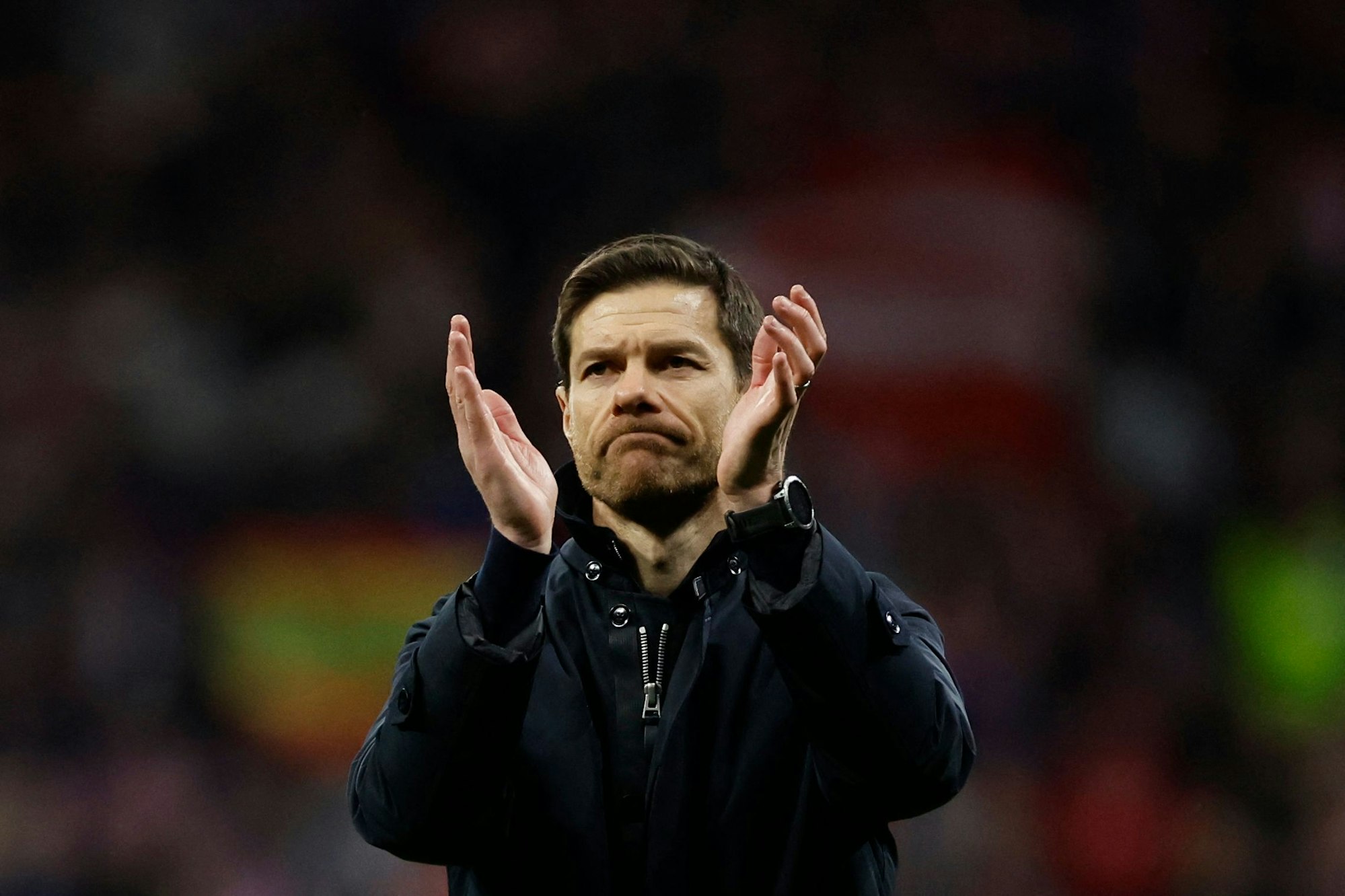 Bedient: Bayer-Trainer Xabi Alonso applaudiert den mitgereisten Leverkusen-Fans nach der Niederlage gegen Atlético Madrid.