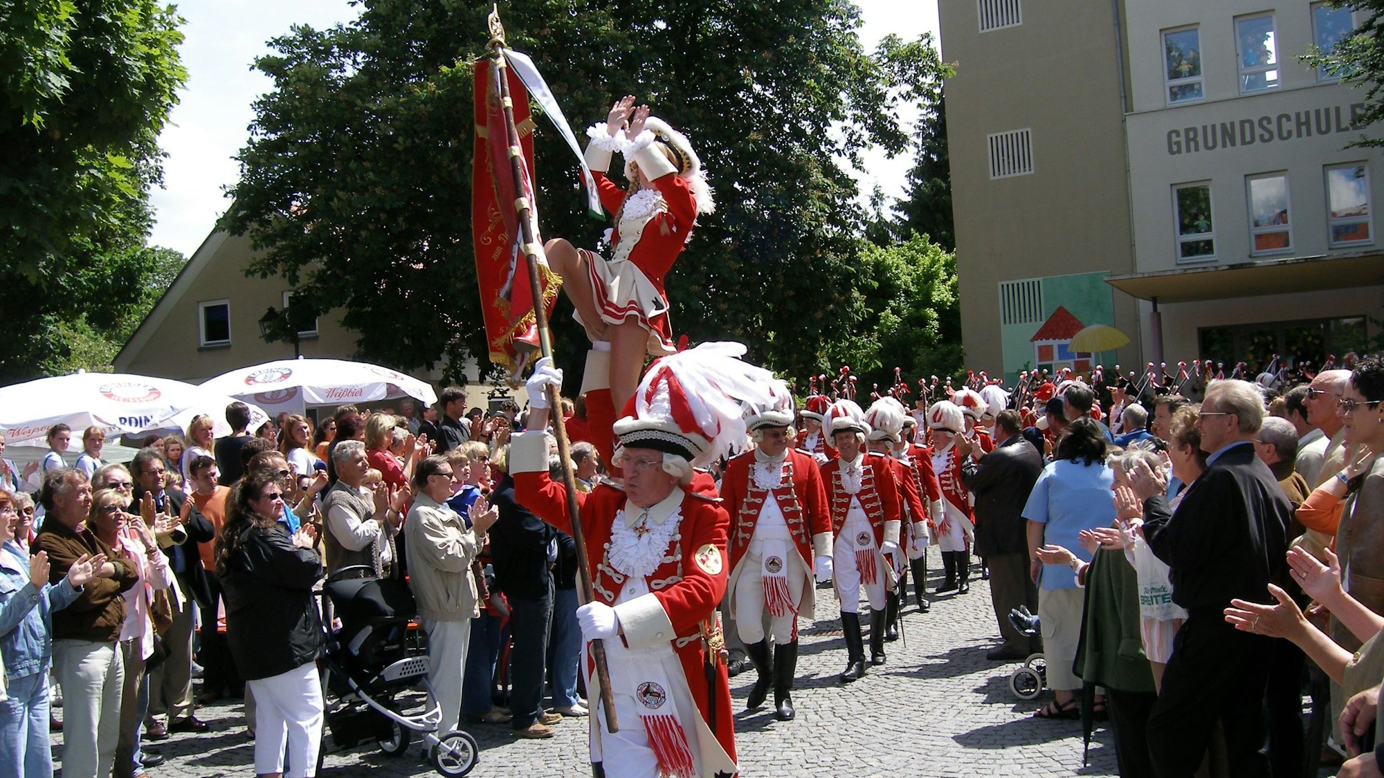 Zuschauer am Erdinger Festplatz beim Auftritt der roten Funken.