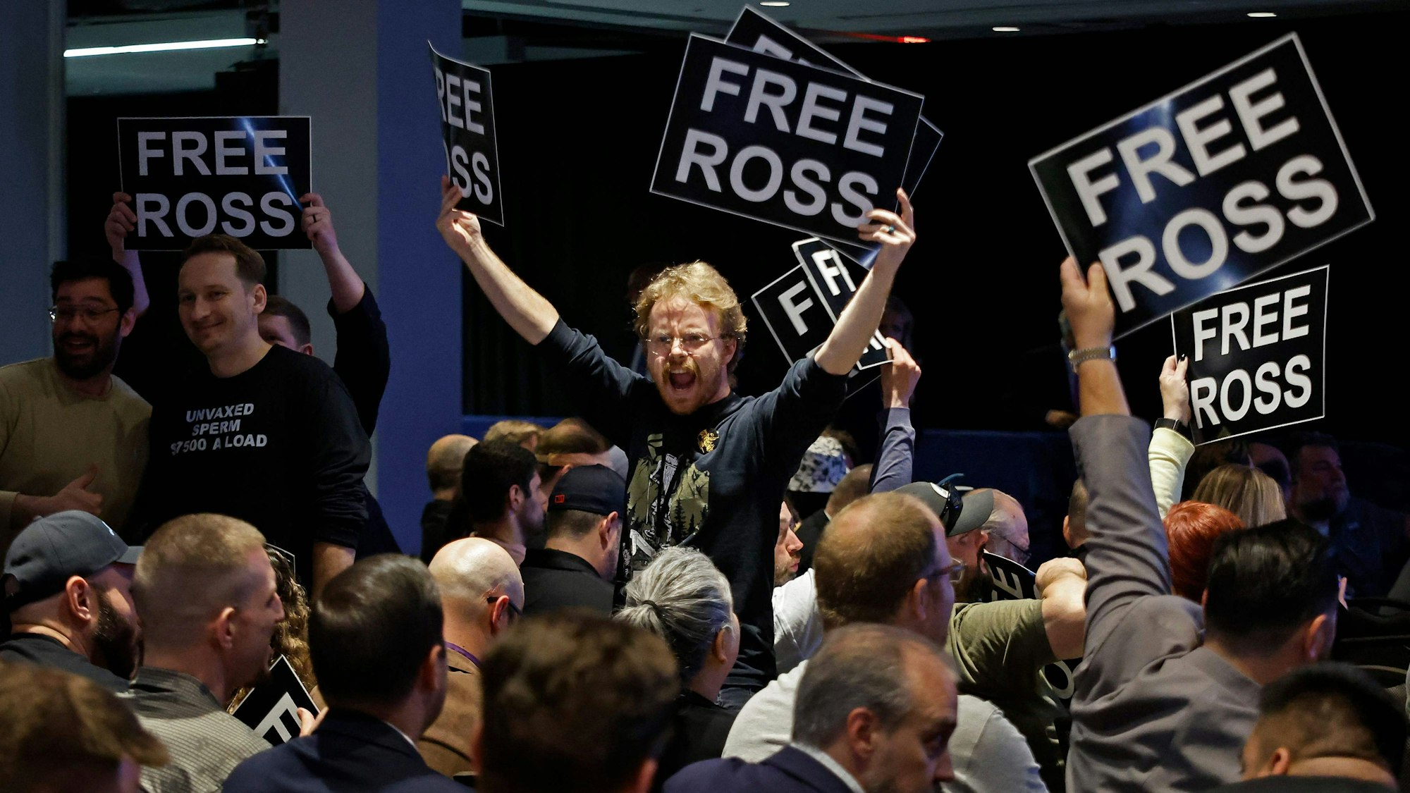 Mitglieder der Libertarian Party stehen auf Stühlen, skandieren und fordern die Freilassung von Ross Ulbricht während des nationalen Parteitags im Washington Hilton (Archivbild Mai 2024)