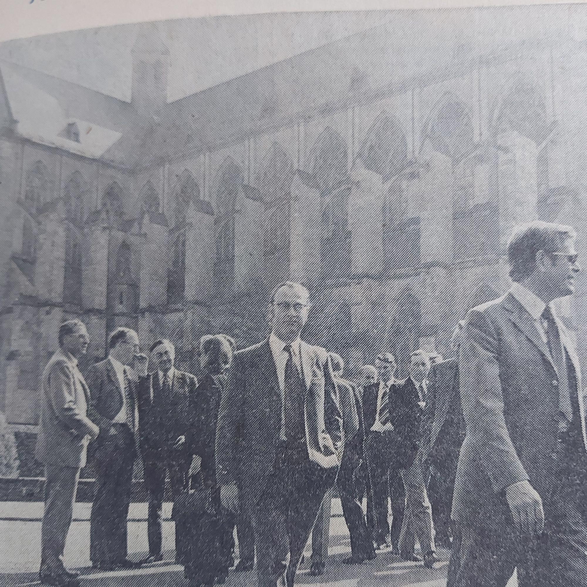 Ein Zeitungsfoto von März 1973. Eine Gruppe von Männern in Anzügen steht vor dem Altenberger Dom.